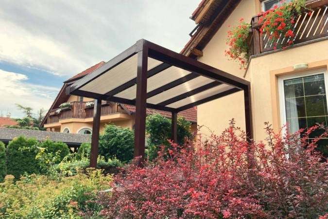 Volně stojící pergola na atypické terase