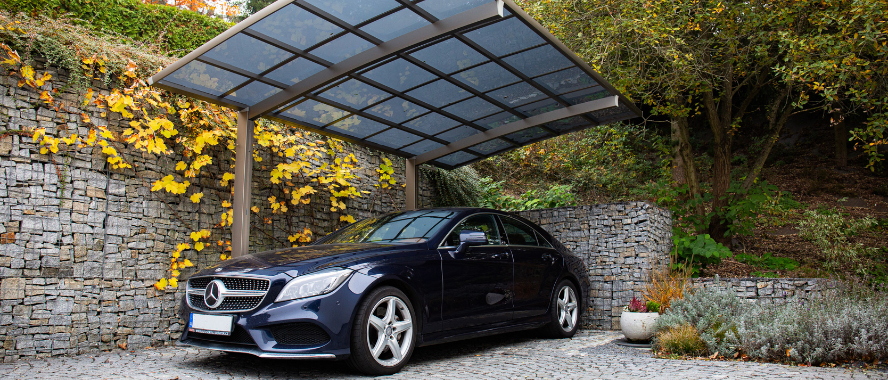 Elegantní přístřešky pro auta místo garáže